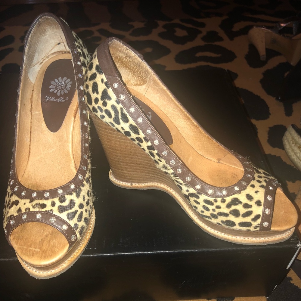New yellow box wedges leopard print size 6